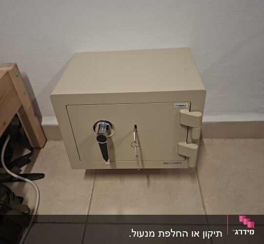 כספת מתכת קטנה עם מפתח בחור המנעול וידית פתיחה